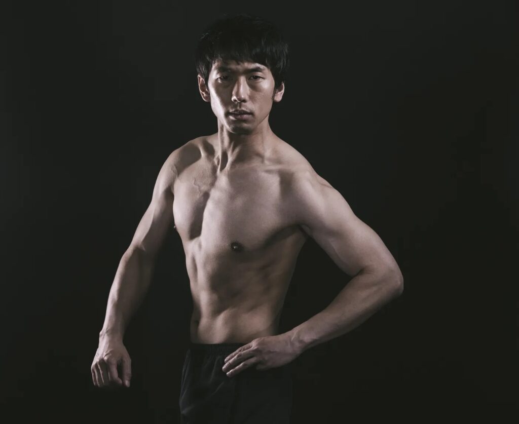 パーソナルトレーナーみゆきが紹介する筋肉アピールする画像